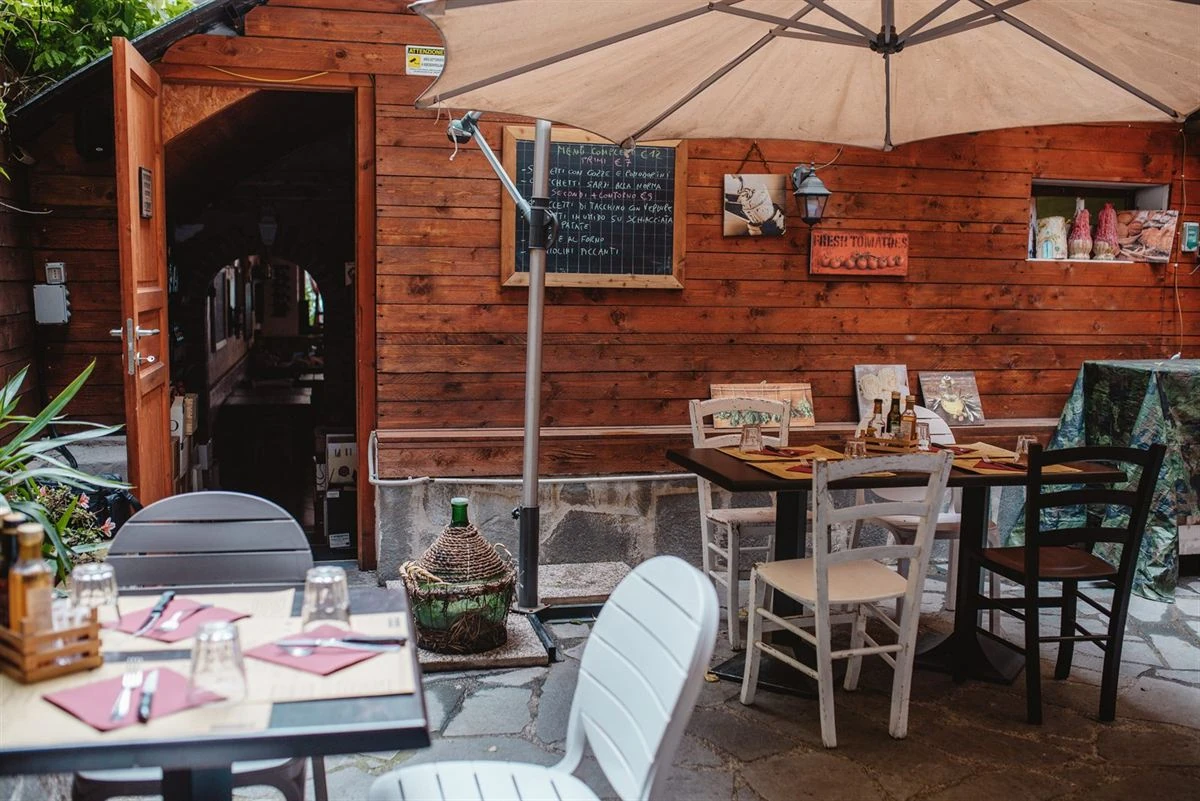 I tavoli del giardino della Locanda Antichi Sapori