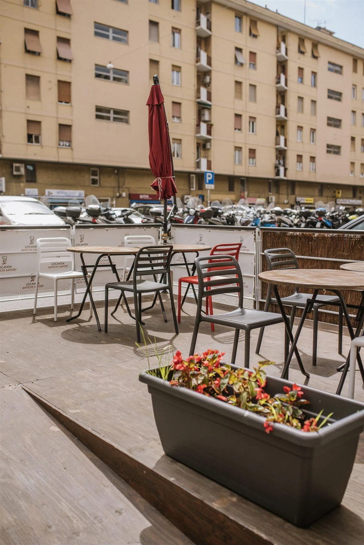 I tavoli all'aperto in Via Casaregis