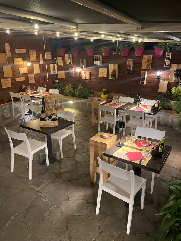 I tavoli apparecchiati nel giardino