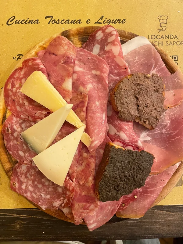 Tagliere toscano di salumi e formaggi