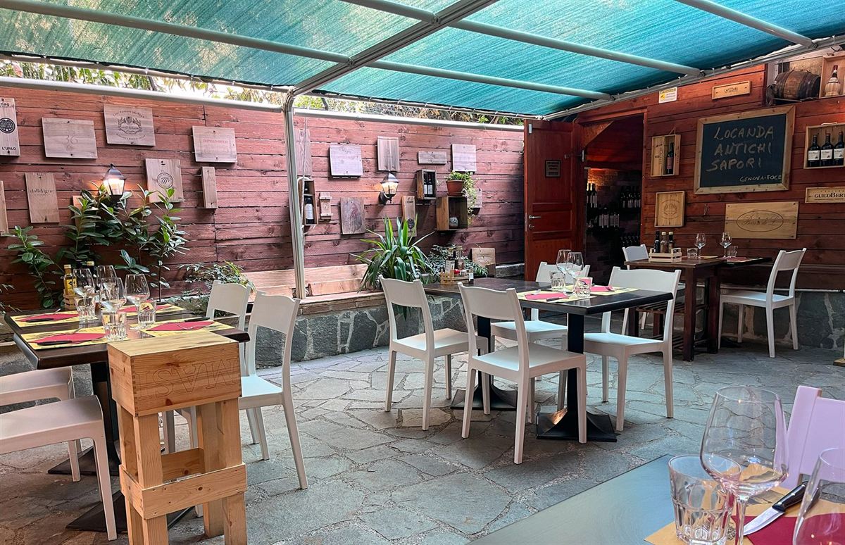 El jardín de la Locanda preparado para la noche