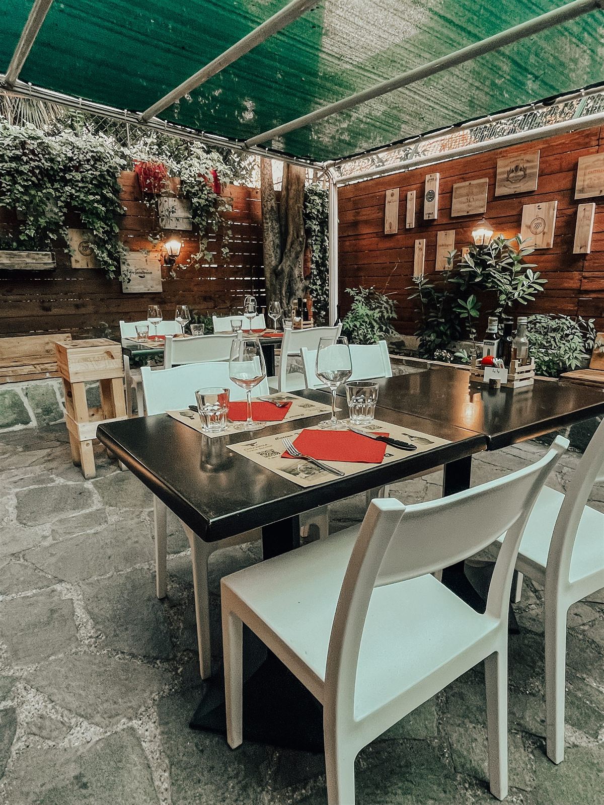 Le jardin de la Locanda, dressé