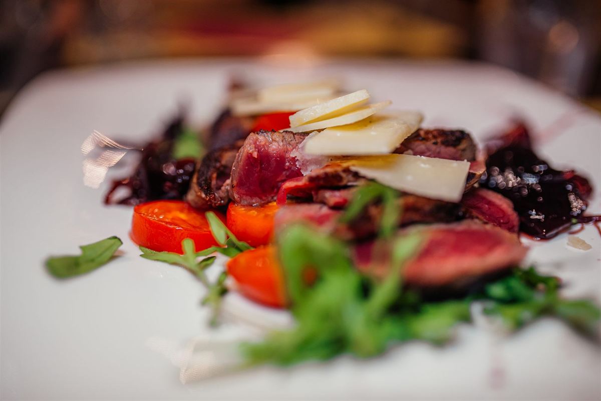 Tagliata avec roquette et copeaux de grana