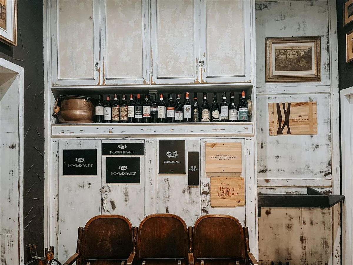 La credenza con le bottiglie