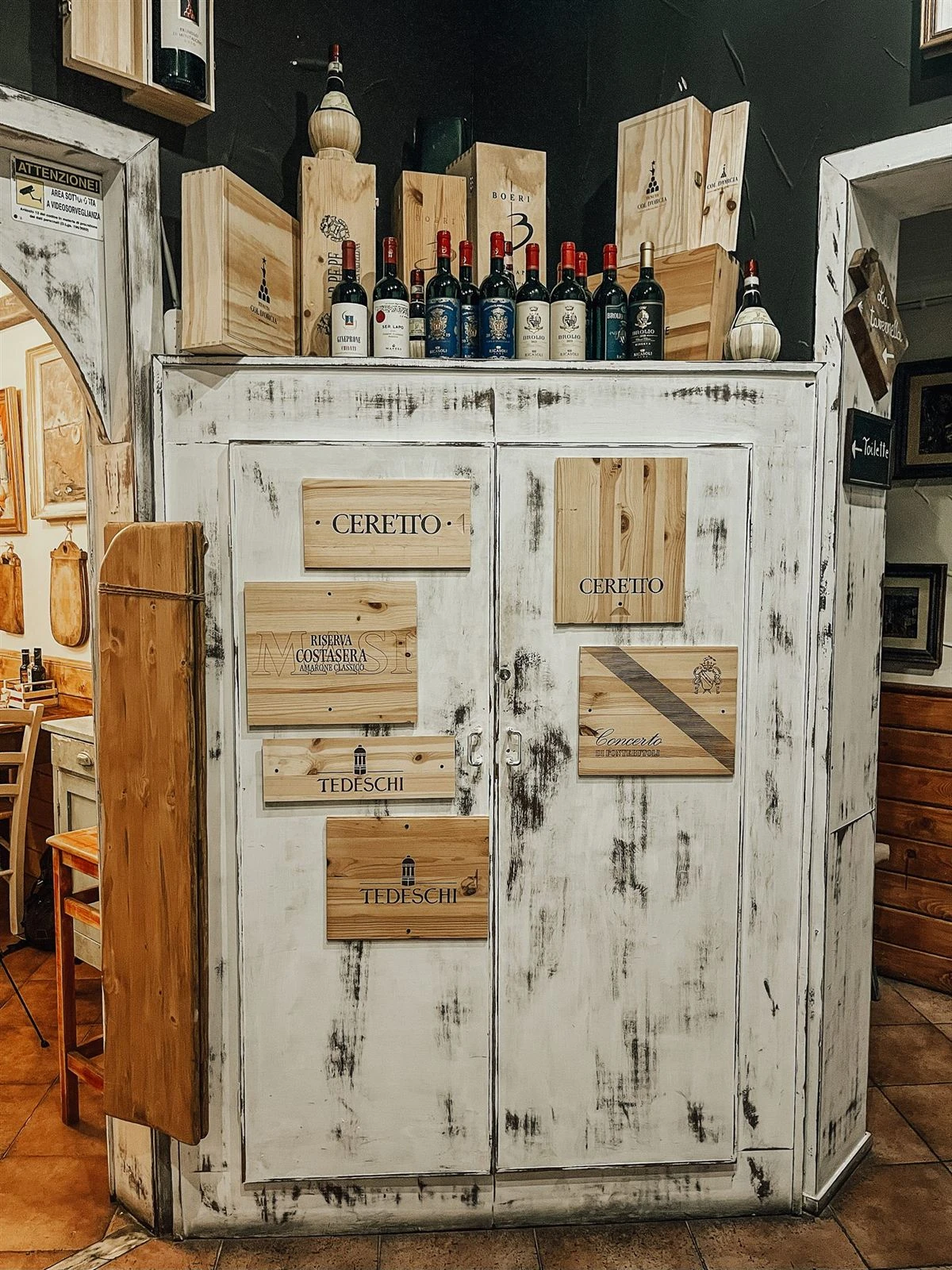 La credenza con le bottiglie in saletta