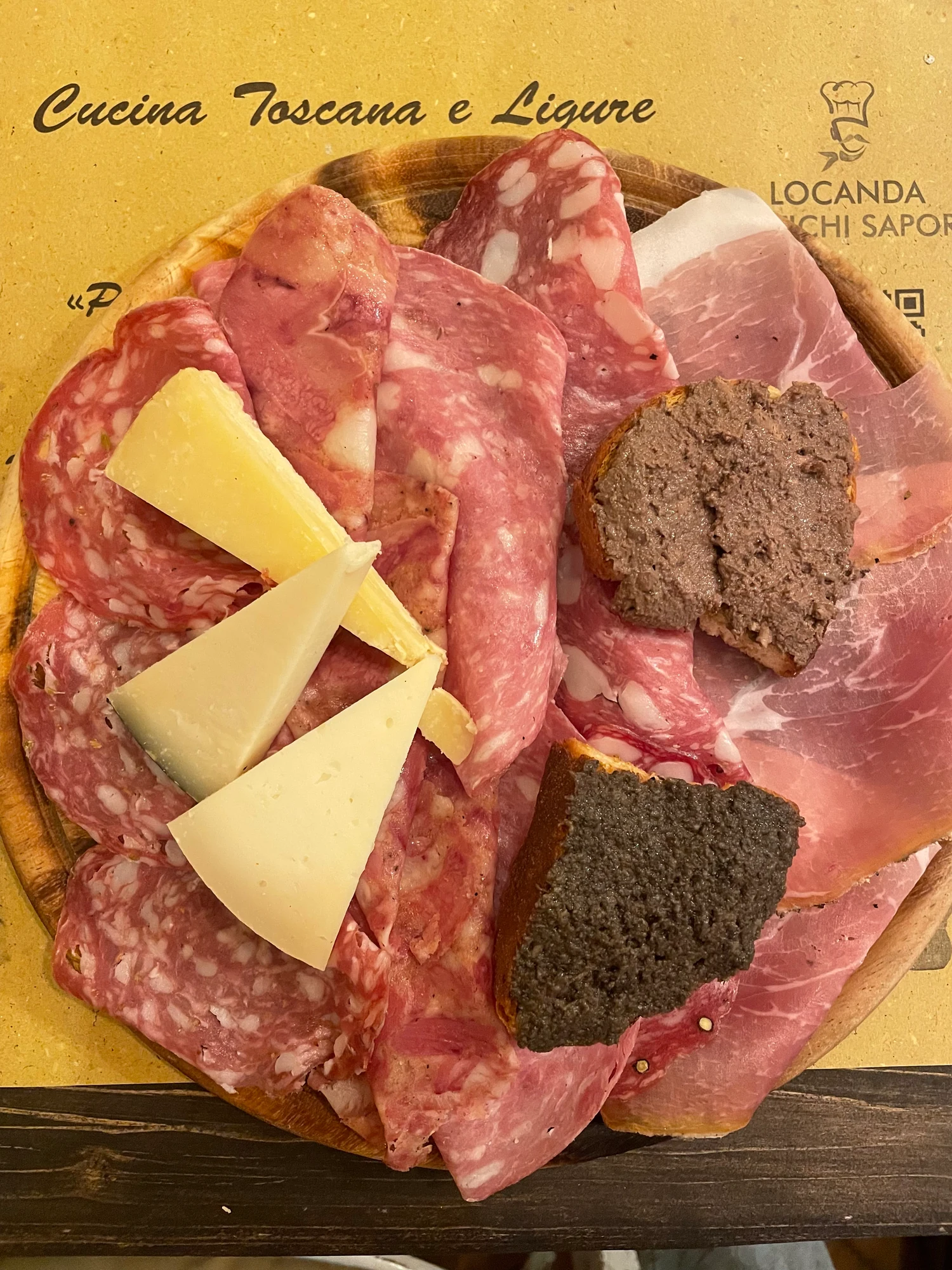 Tagliere di salumi e formaggi toscani con bruschette